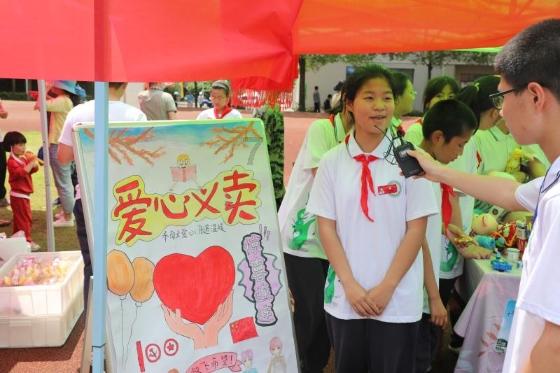 弟弟考试七门不及格,姐姐直接拽爸爸的手揍他,“爸爸的手怎么一直打不到弟弟”