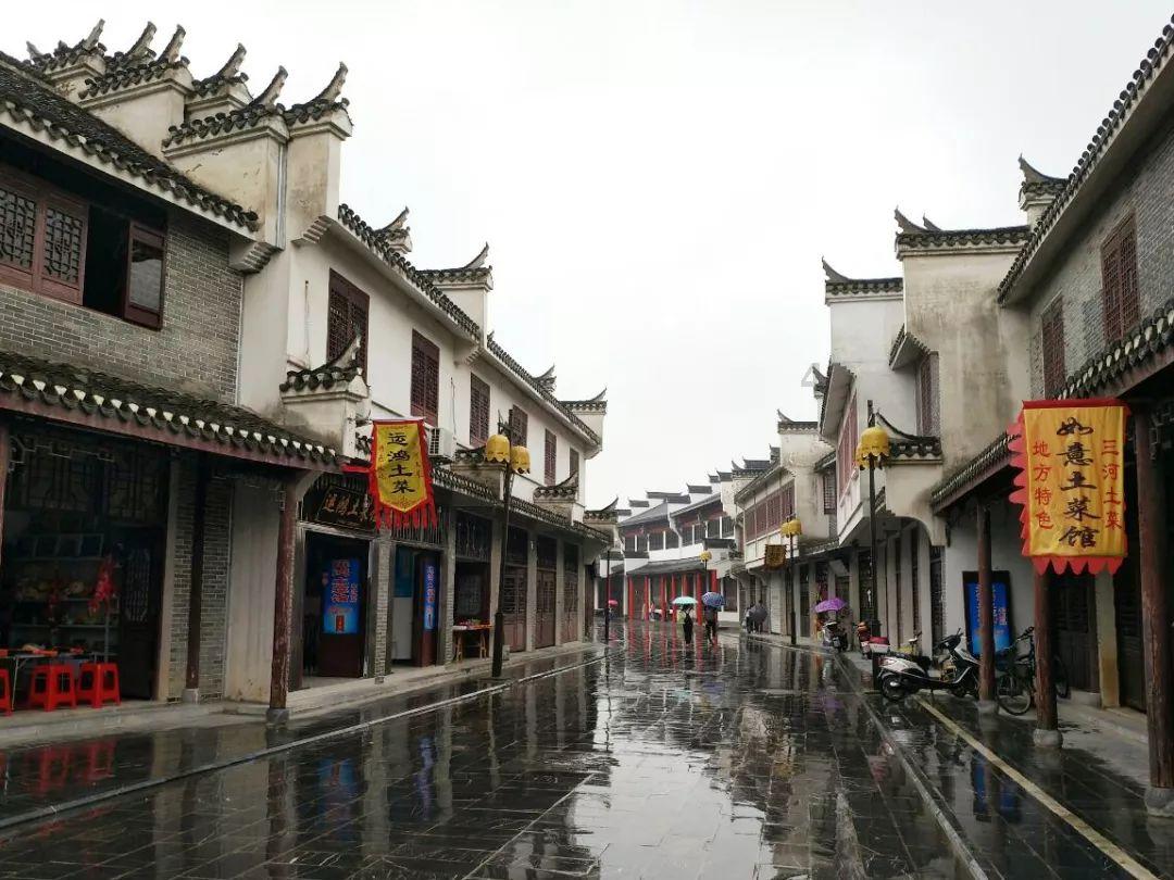 江西省政协委员带来景德镇御窑博物馆新IP“岁岁鸭”,“当年可能没烧成功,没进过宫”,观众:这只小“素”鸭有大“红”之相